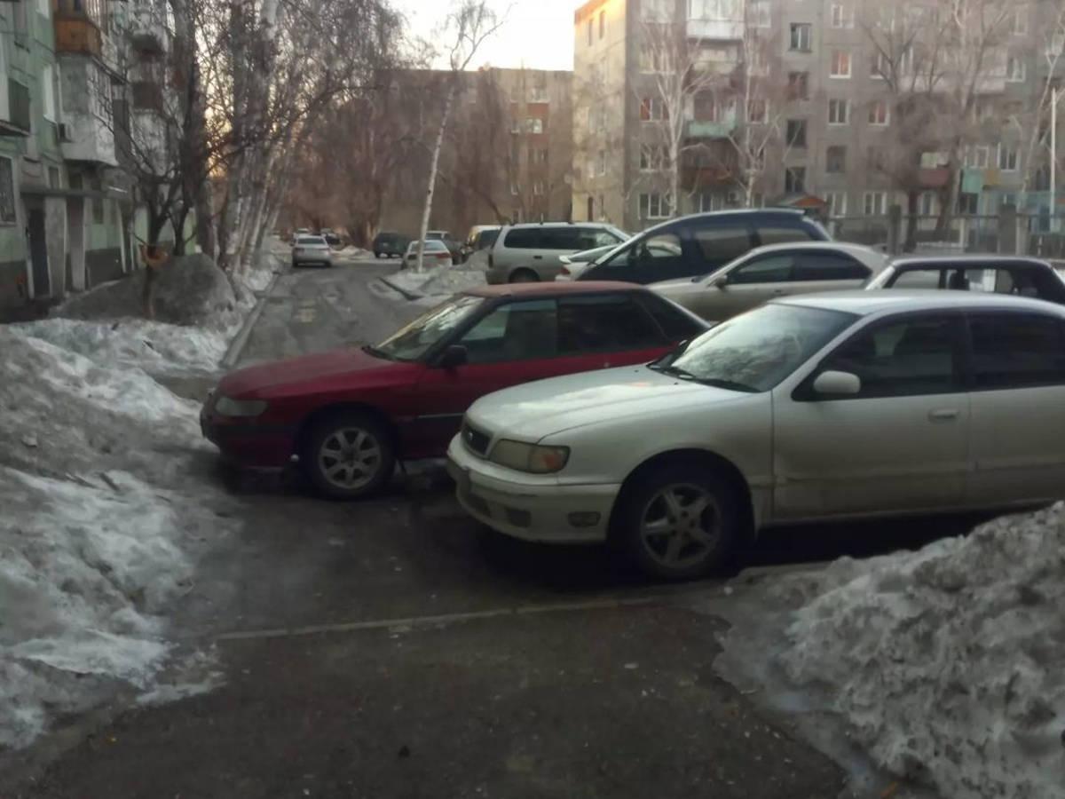 Жители Усть-Каменогорска жалуются на припаркованные на тротуарах автомобили