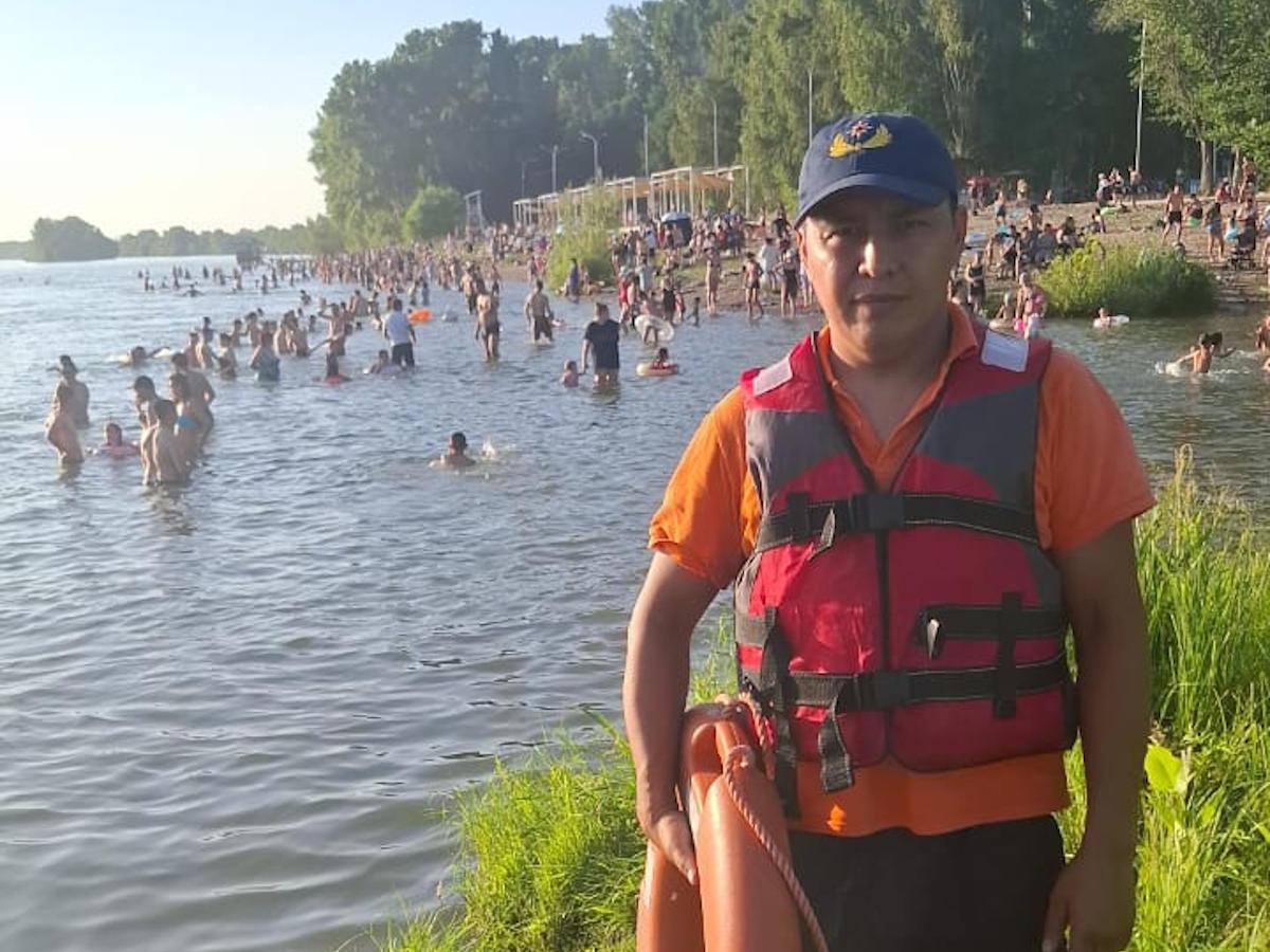 В Усть-Каменогорске спасатели пришли на помощь мужчине и ребенку