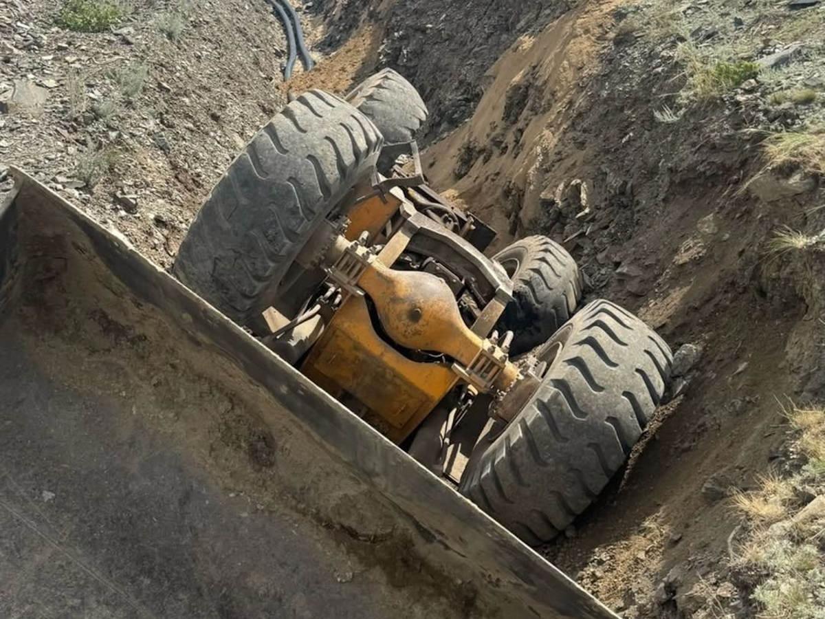 В ВКО трактор опрокинулся в траншею: водитель погиб