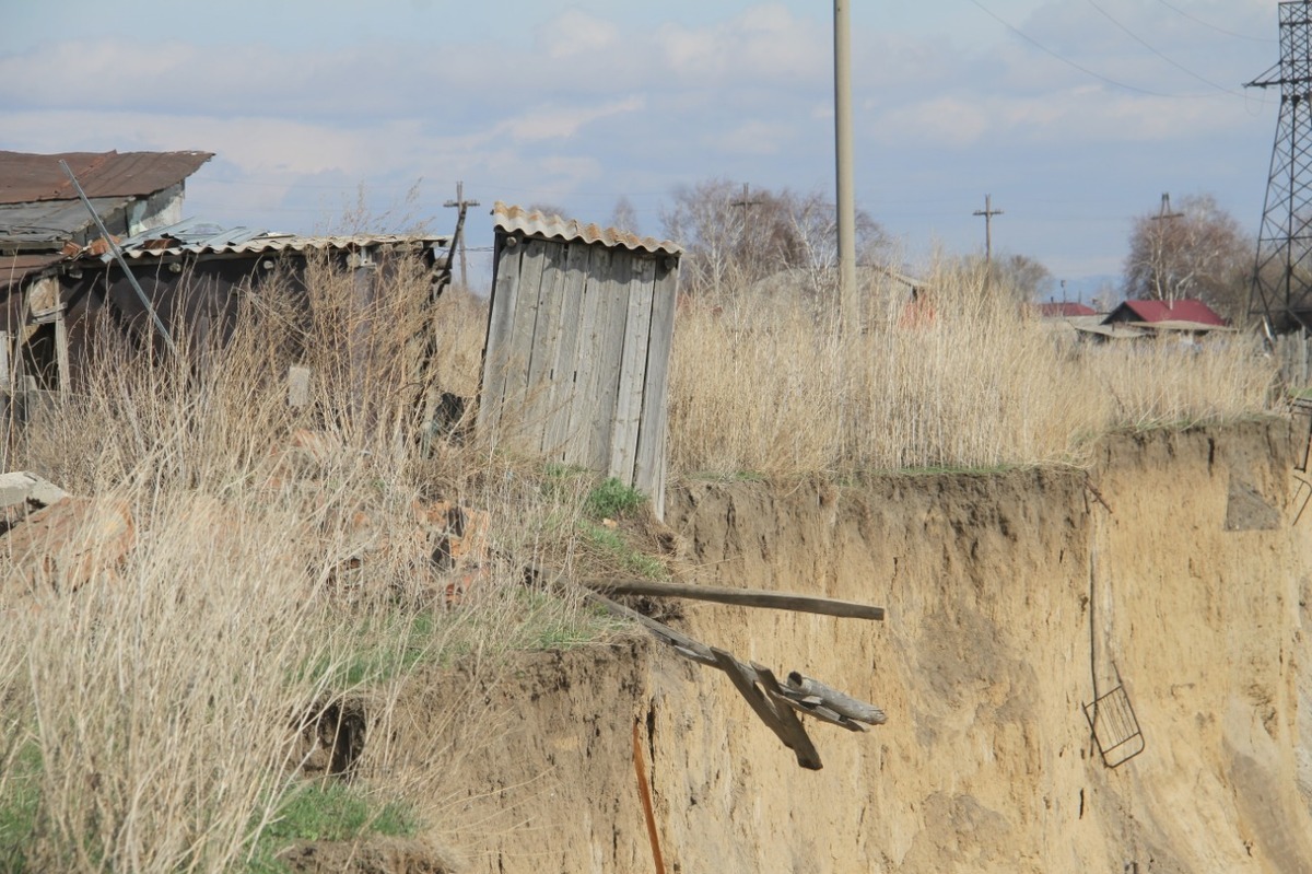 В ВКО в одном из населенных пунктов огороды и хозпостройки падают в Иртыш