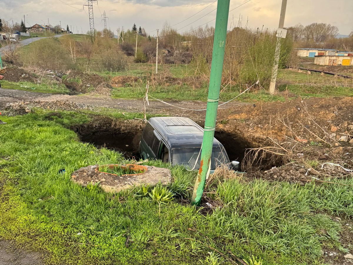 В городе Алтае машина провалилась в канализационный колодец