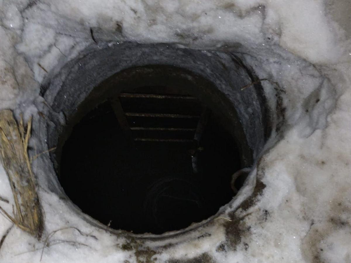 В Усть-Каменогорске ребенок упал в открытый коммунальный колодец