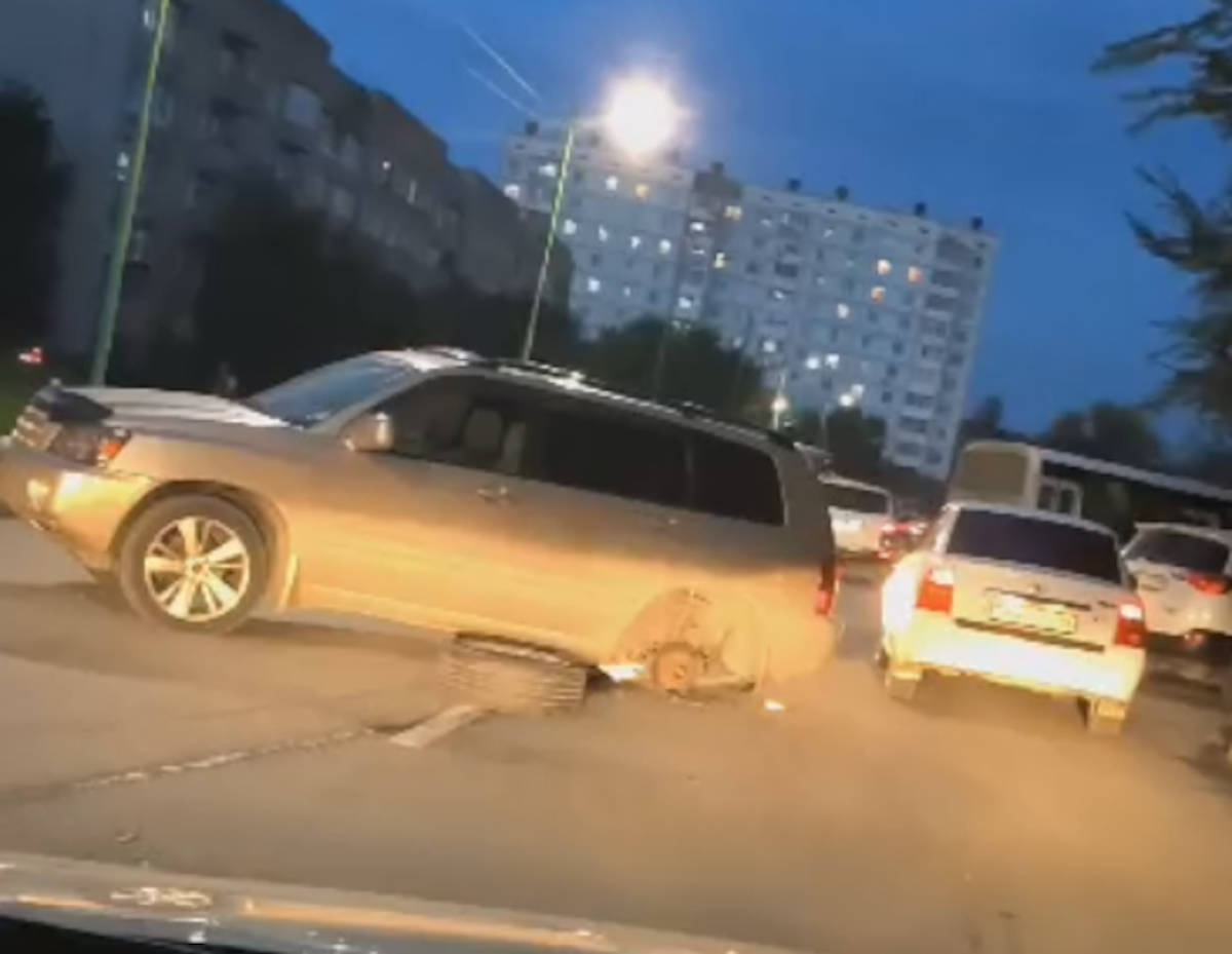 В Усть-Каменогорске в результате ДТП автомобиль оказался за пределами проезжей части 