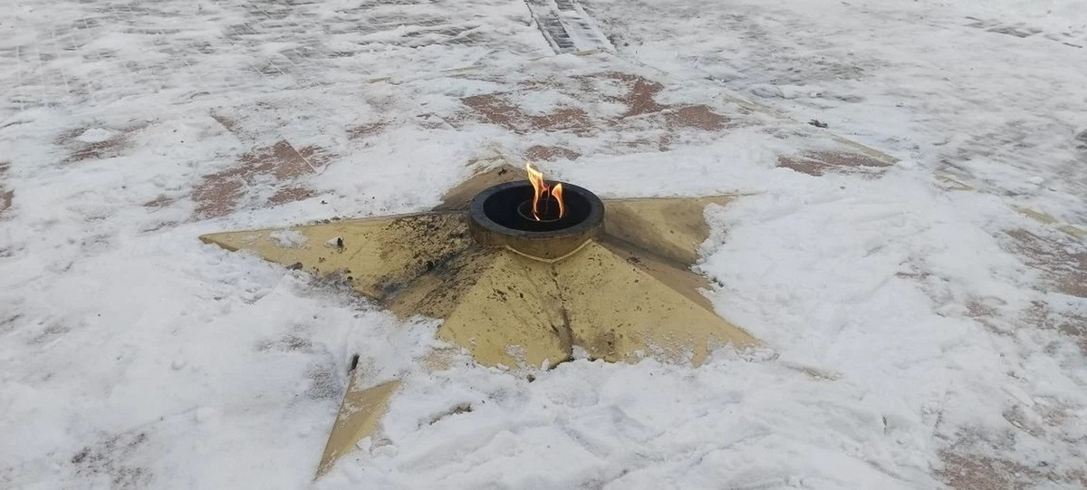 В Риддере на Вечном огне кто-то жарил курицу