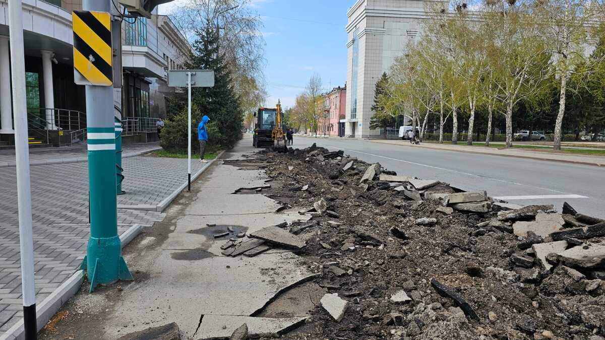 В Усть-Каменогорске снимают асфальт на тротуарах