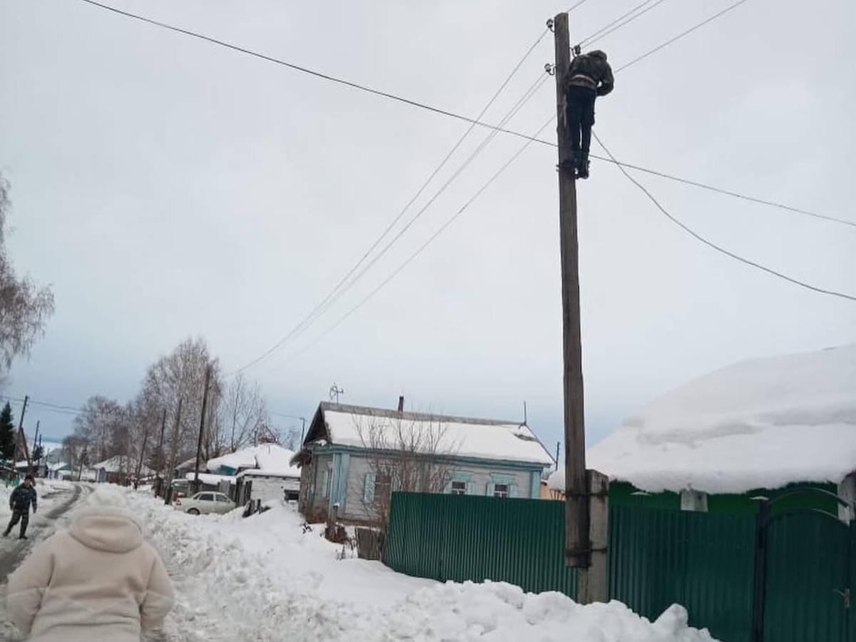 В одном из сел ВКО до сих пор восстанавливают энергоснабжение после снегопада