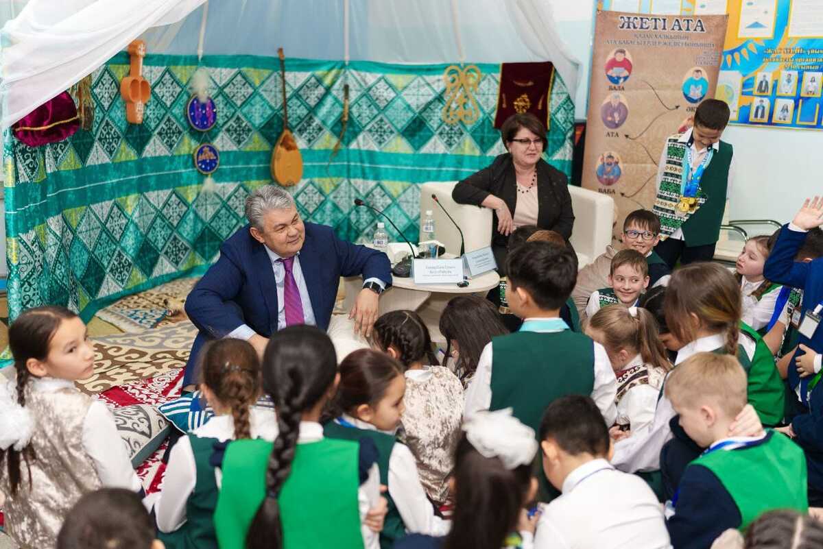 Школьница из Усть-Каменогорска поинтересовалась у акима, легко ли быть «главным человеком в области»