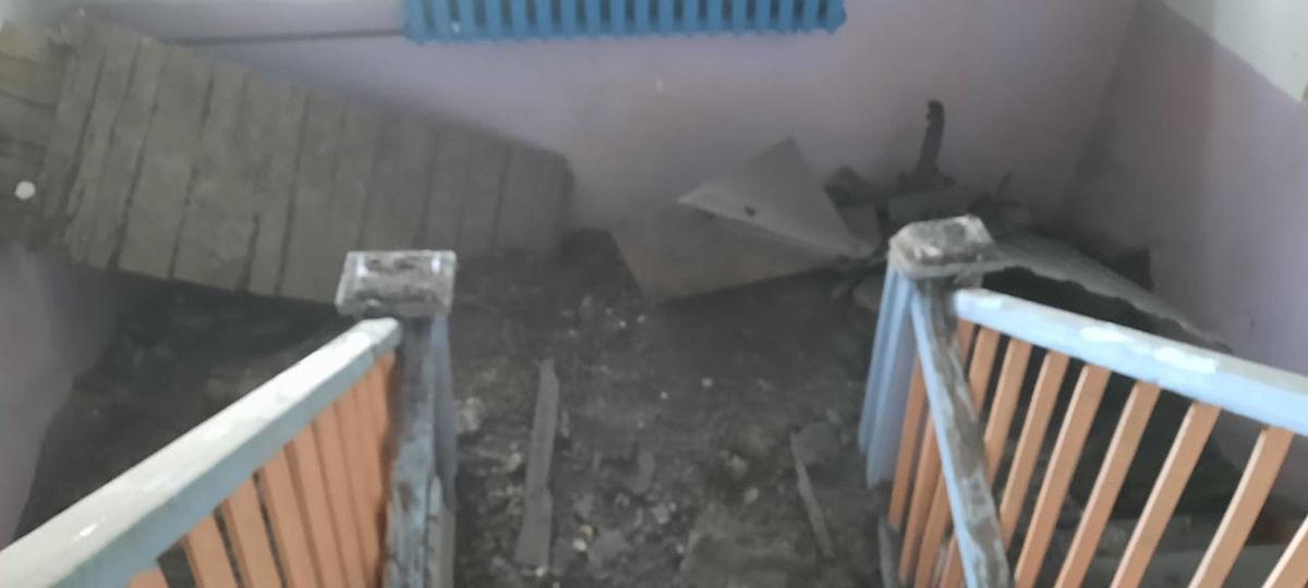 В Усть-Каменогорске рухнул потолок старого жилого общежития