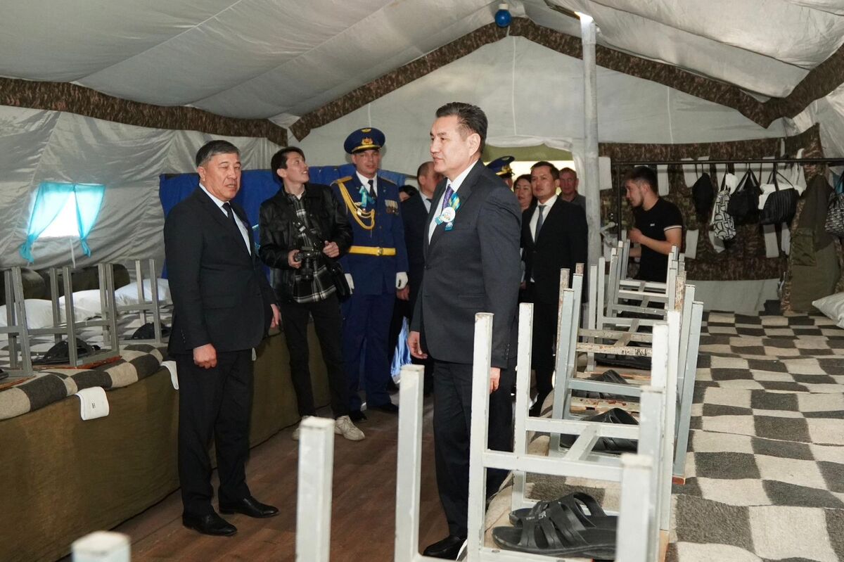 Акима ВКО угостили солдатской кашей 