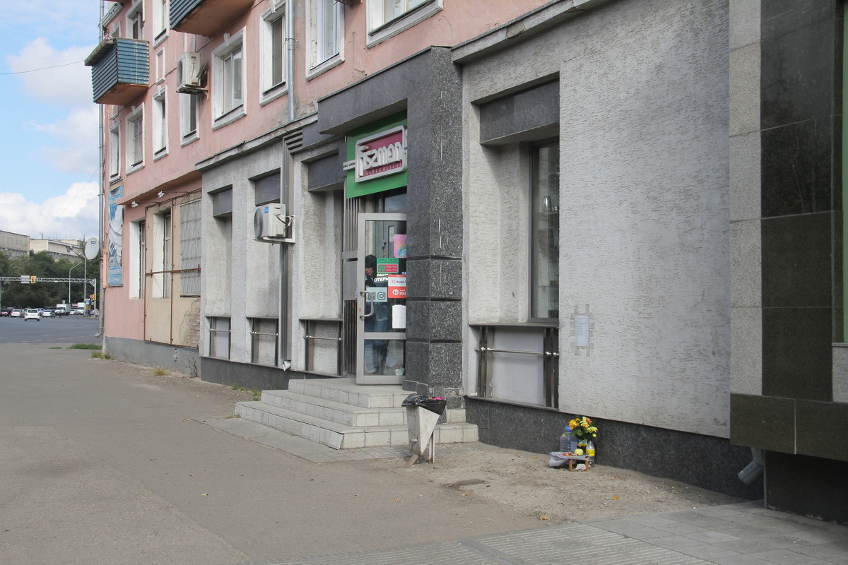 В Усть-Каменогорске девушка выпала из окна многоэтажки и разбилась