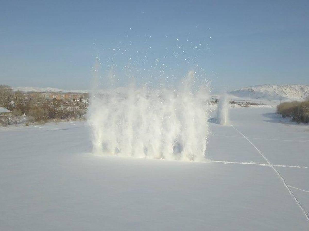 В ВКО произвели взрывные работы на реках