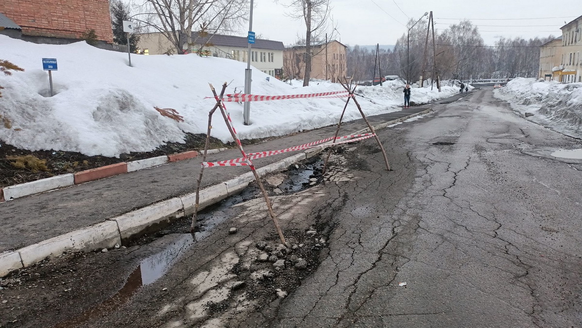 В ВКО с металлоискателем нашли на дороге колодцы, закатанные асфальтом