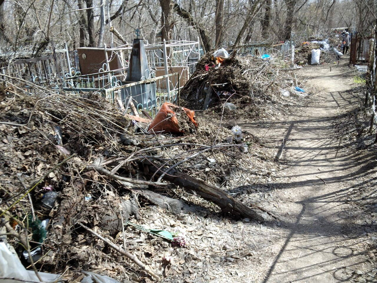 Жители Усть-Каменогорска жалуются, что городские кладбища погрязли в мусоре