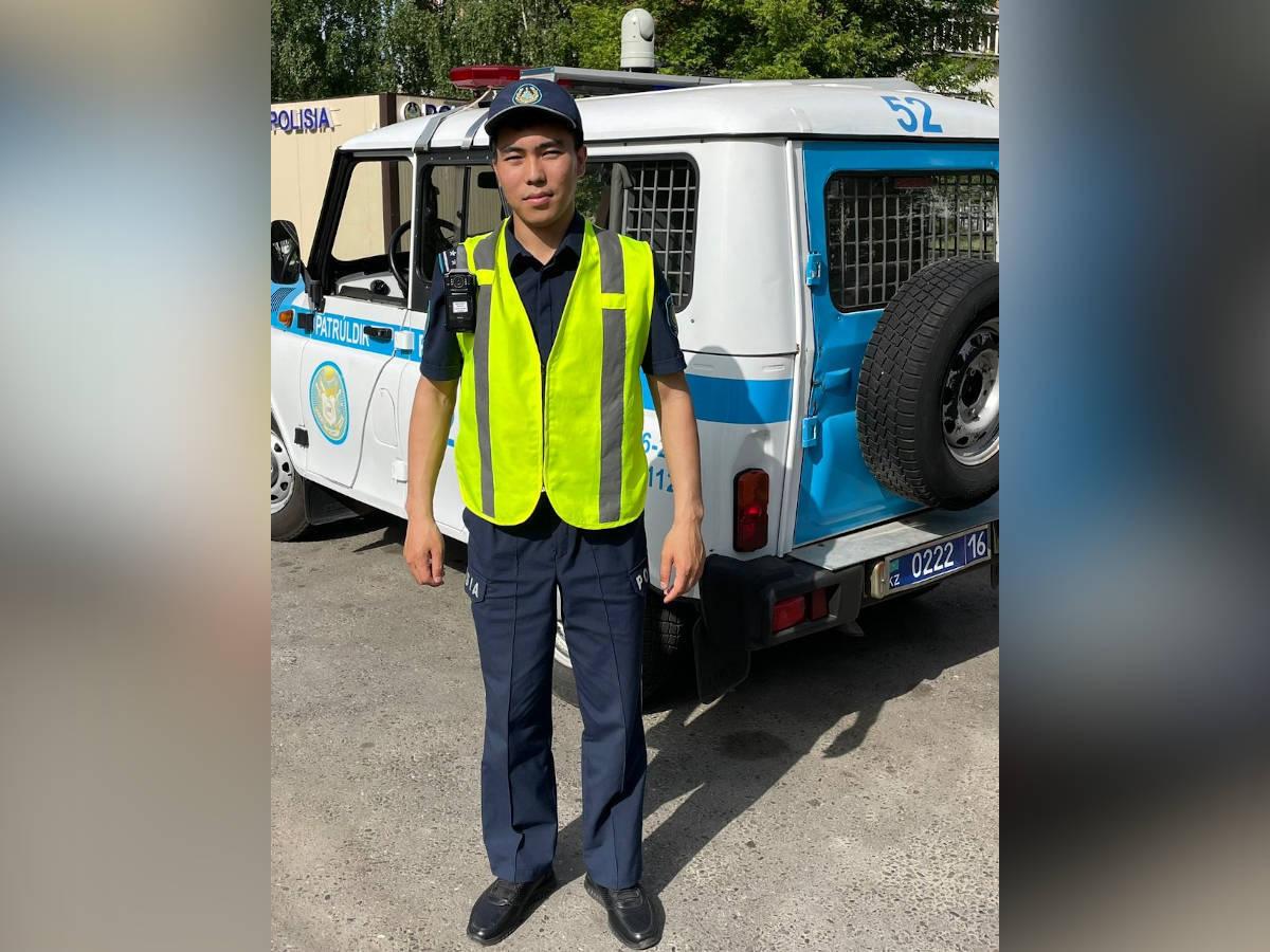 В Усть-Каменогорске сотрудник полиции спас кота, который упал в воду 