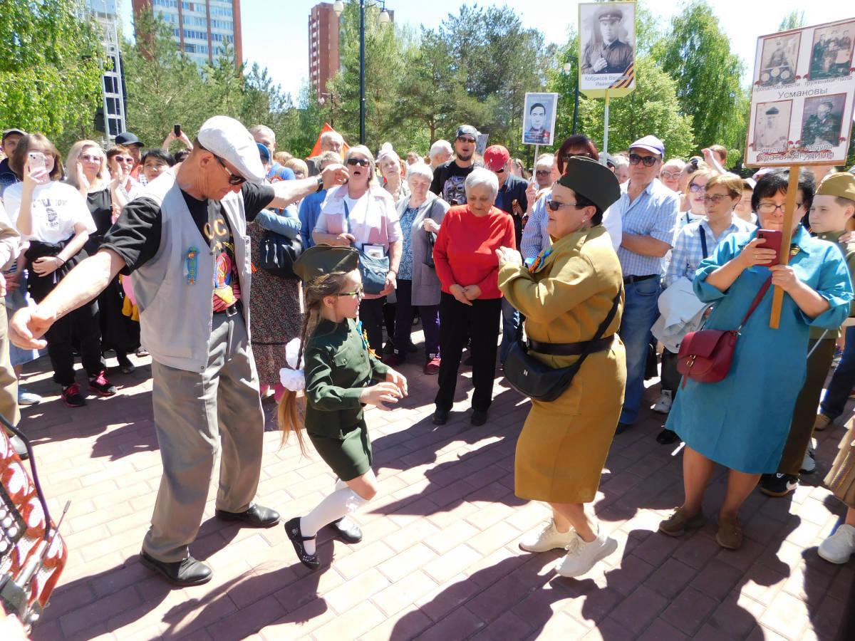 Устькаменогорцы пели военные песни на Мемориале Славы
