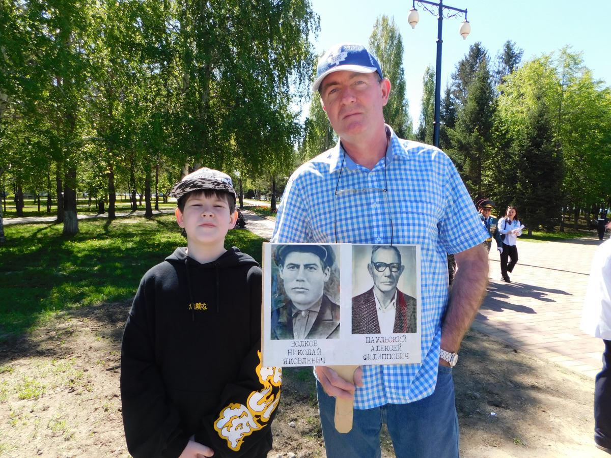 Устькаменогорцы пришли на Мемориал Славы с портретами своих родственников-фронтовиков