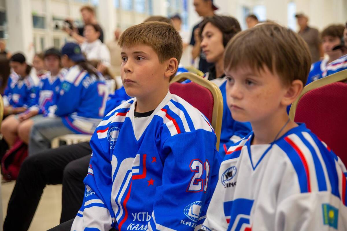 В Усть-Каменогорске обладатель Кубка Гагарина встретился с юными хоккеистами
