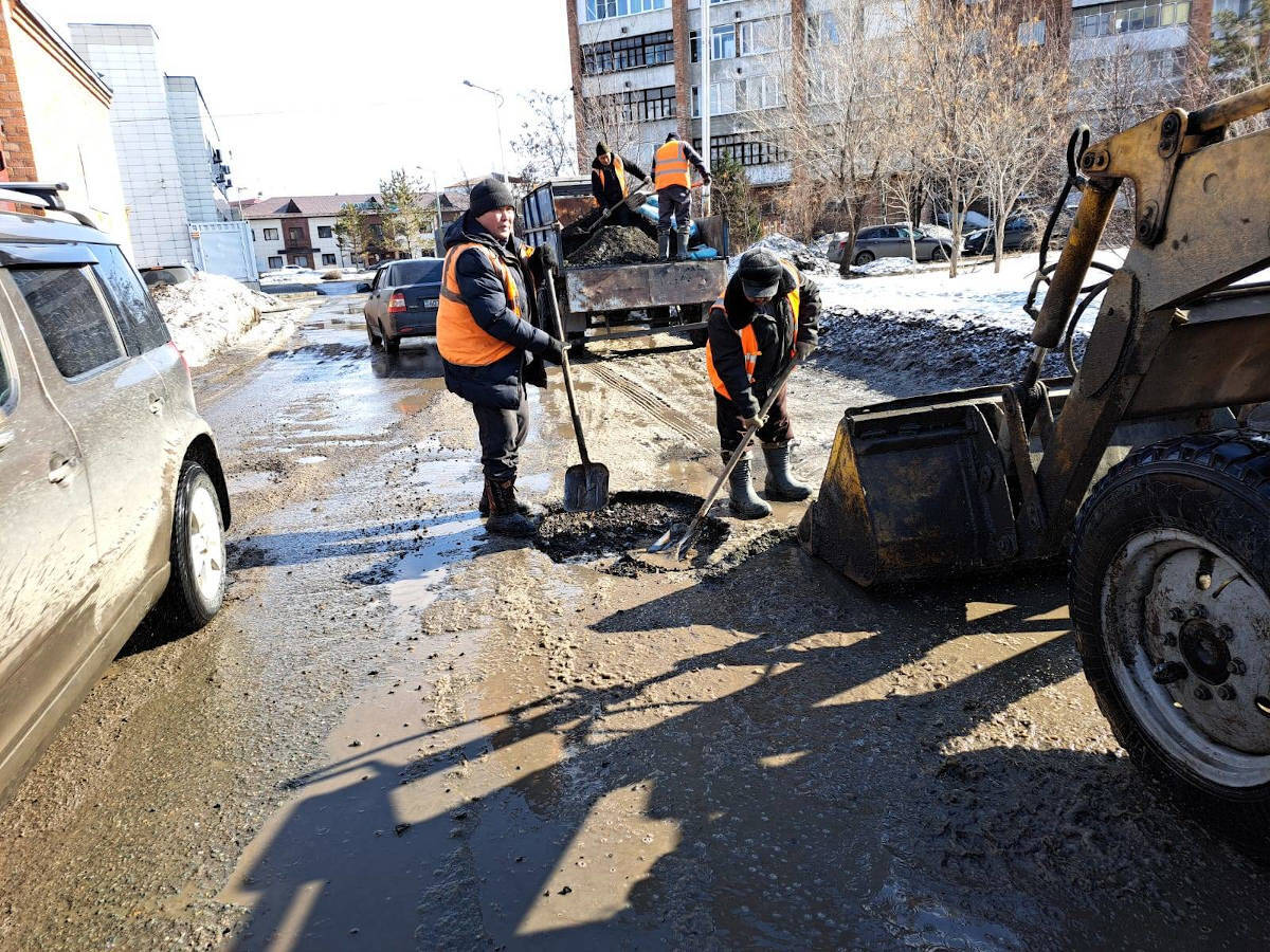 В Усть-Каменогорске приступили к забивке ям на дорогах 