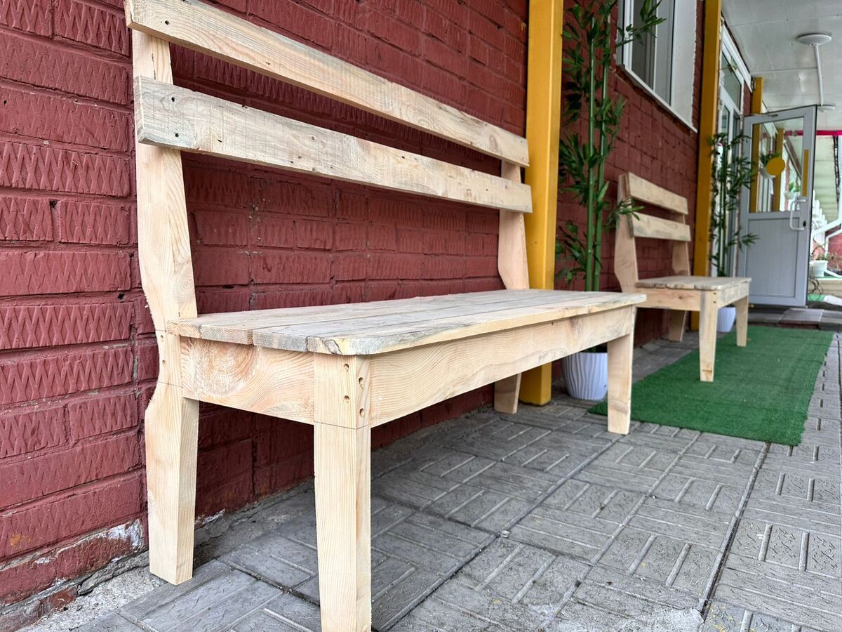 В ВКО постояльцам пансионата подарили деревянные изделия, изготовленные осужденными