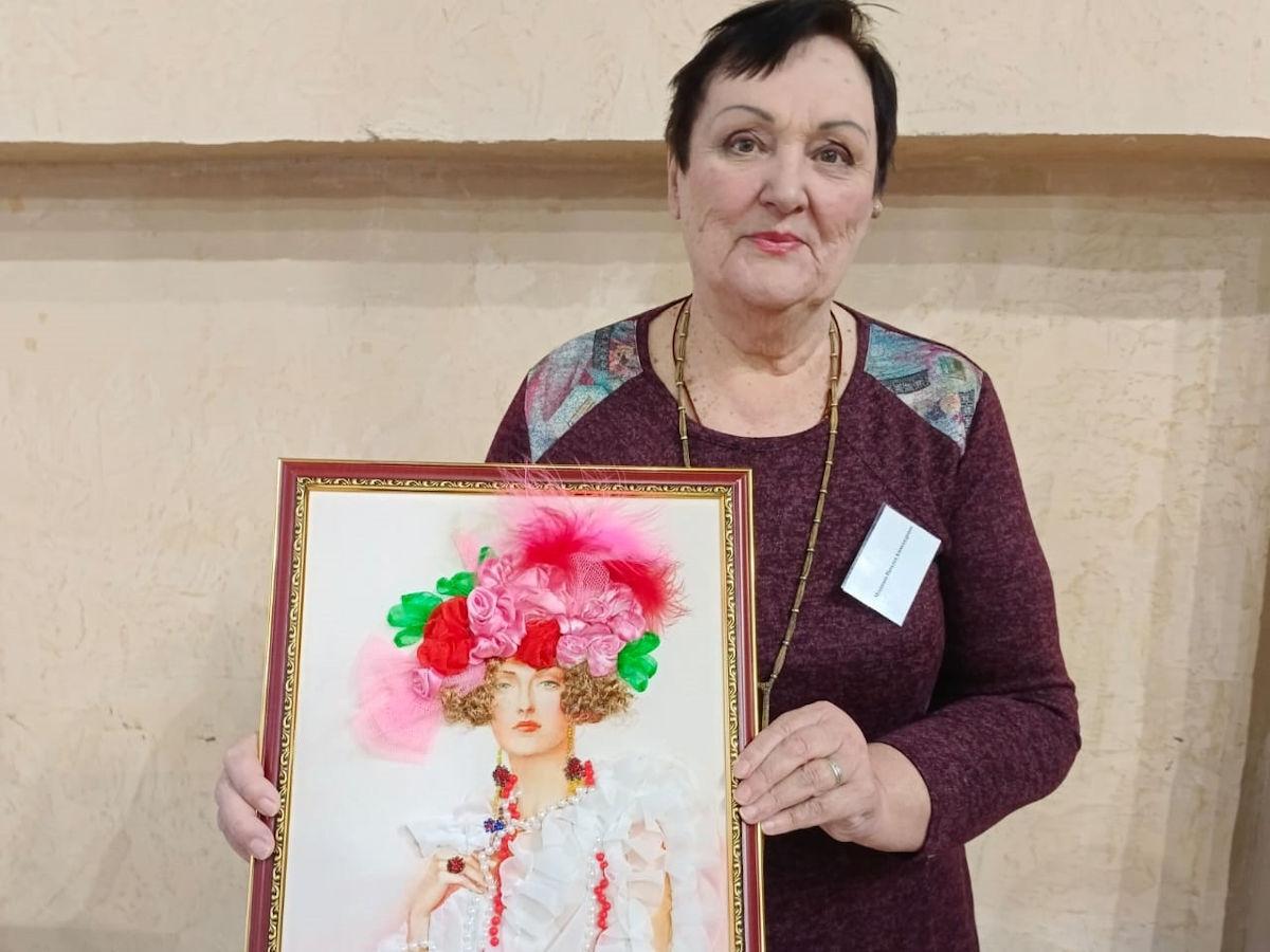 Жительница ВКО вышивает лентами картины