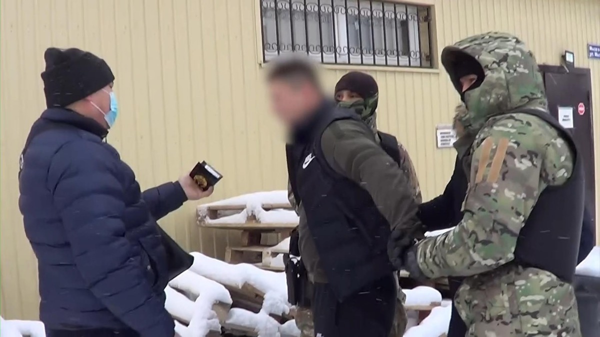 Полицейские нашли в автомобиле жителя ВКО наркотики и пистолет