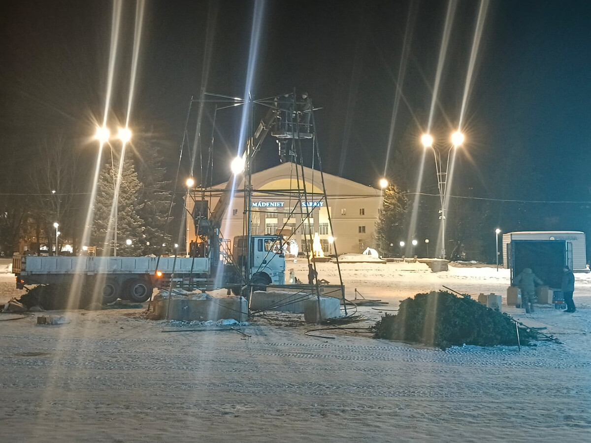 На центральной площади Риддера убирают новогоднюю ель