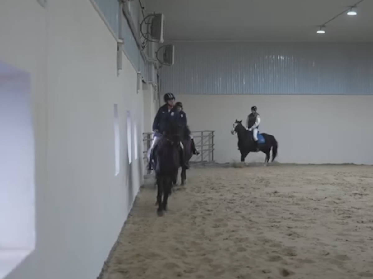 В ВКО открыли крытый конноспортивный манеж имени Елены Черниковой