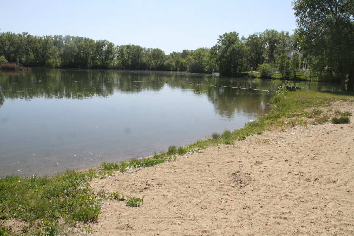 В Усть-Каменогорске открылся пляж в Левобережном парке