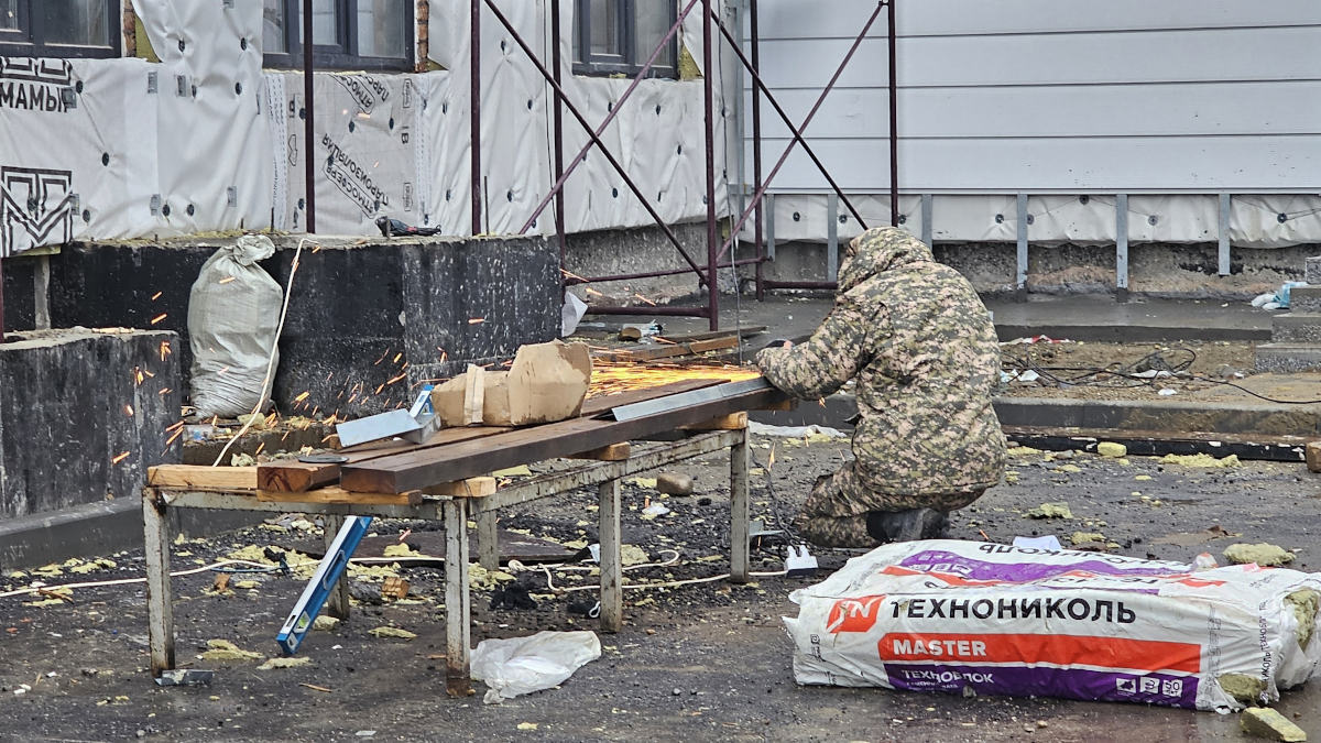 Короткий световой день доставляет неудобства строителям новых школ в Усть-Каменогорске