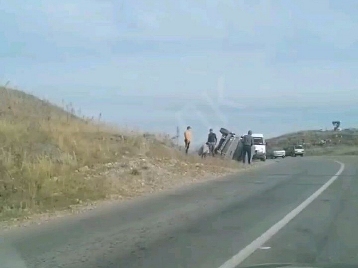 В ВКО на трассе опрокинулся легковой автомобиль 