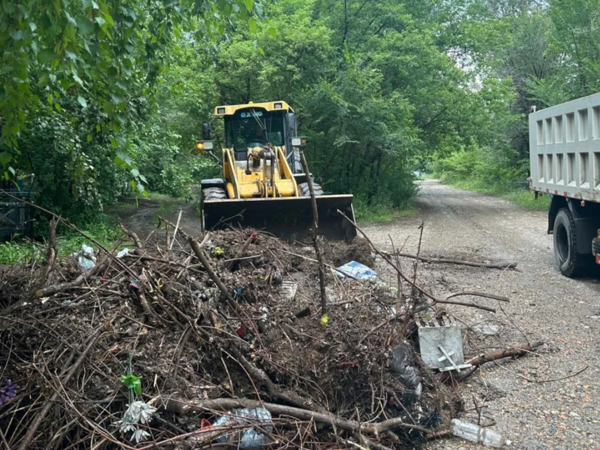 В Усть-Каменогорске наводят порядок на кладбищах