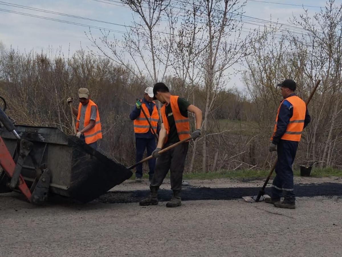 В Усть-Каменогорске на технологической объездной латают ямы