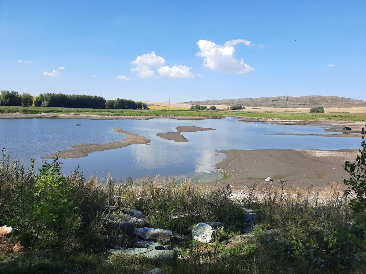 В ВКО из-за отсутствия средств на ремонт плотины катастрофически обмелел водоём
