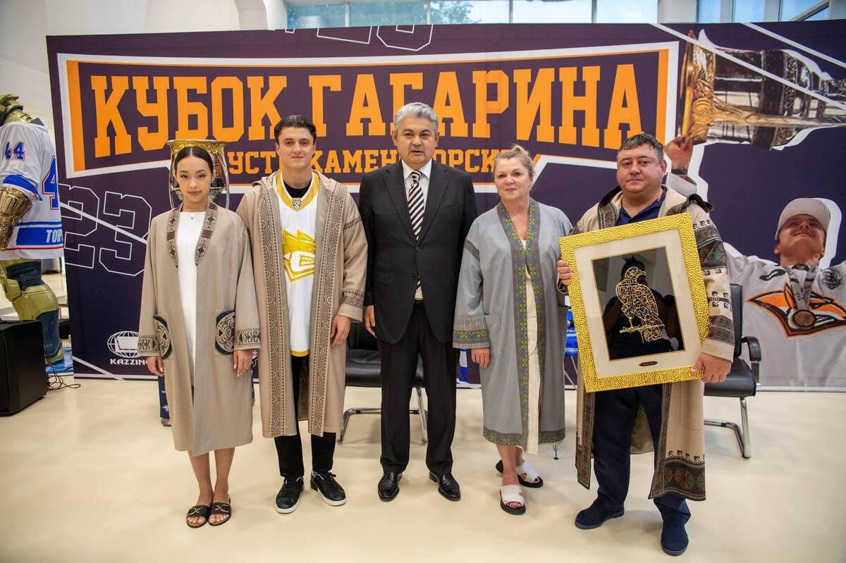 В Усть-Каменогорске обладатель Кубка Гагарина встретился с юными хоккеистами