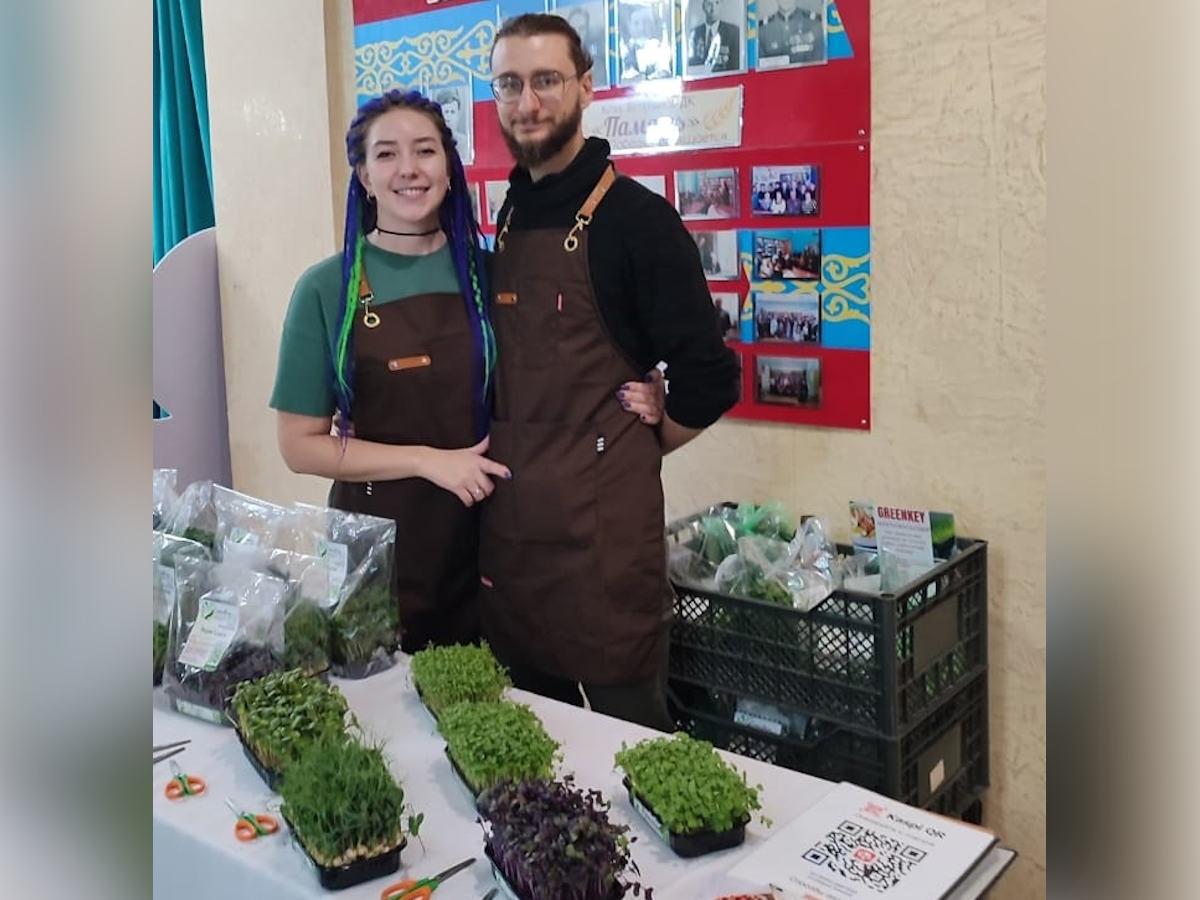 Семейная пара из ВКО выращивает микрозелень на своей сити-ферме