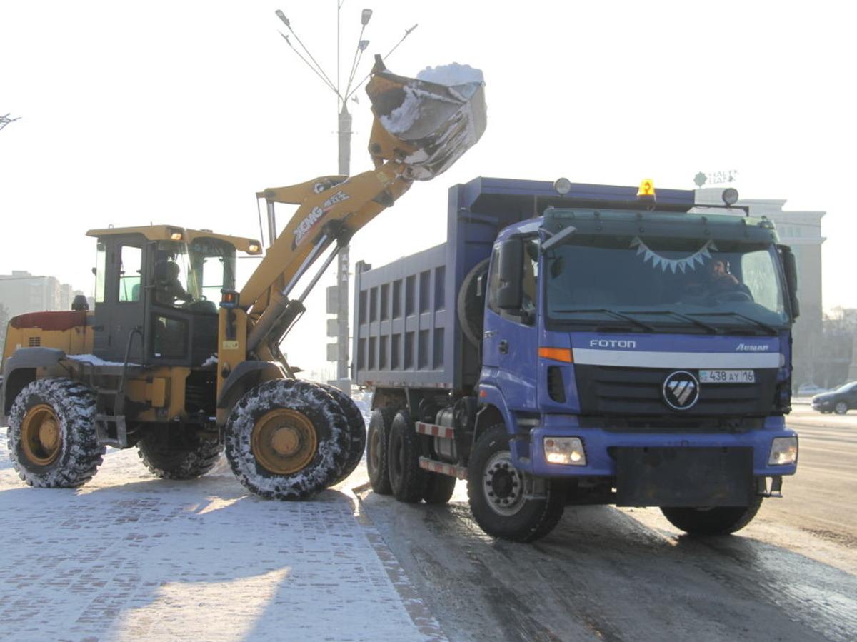 В Усть-Каменогорске до сих пор ликвидируют последствия снегопада