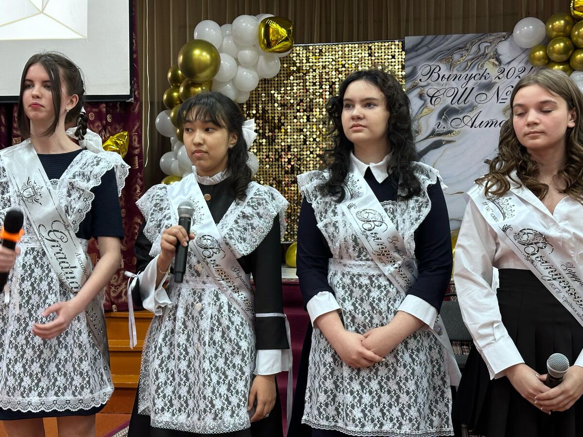 305 учеников района Алтай попрощались со школой 