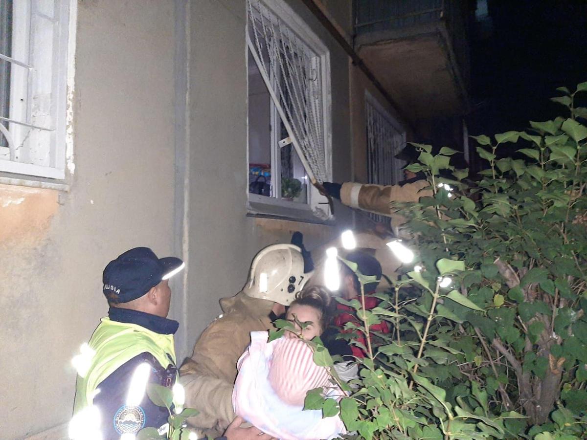 В Усть-Каменогорске во время пожара спасли двенадцать жителей многоэтажки 
