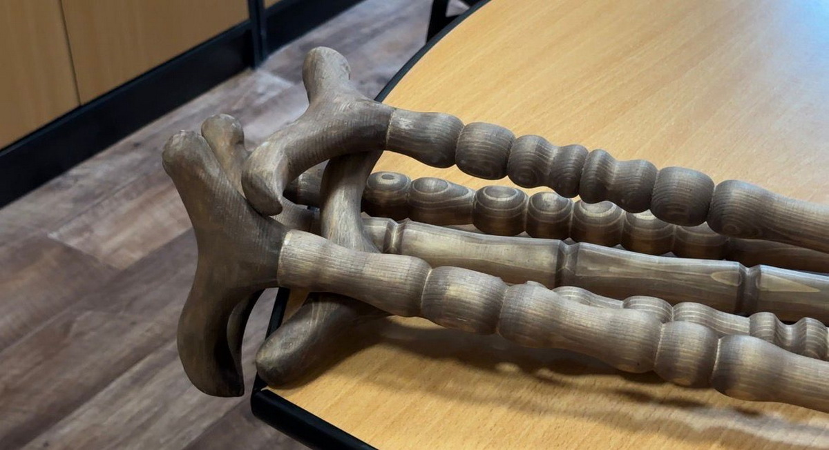 В ВКО постояльцам пансионата подарили деревянные изделия, изготовленные осужденными