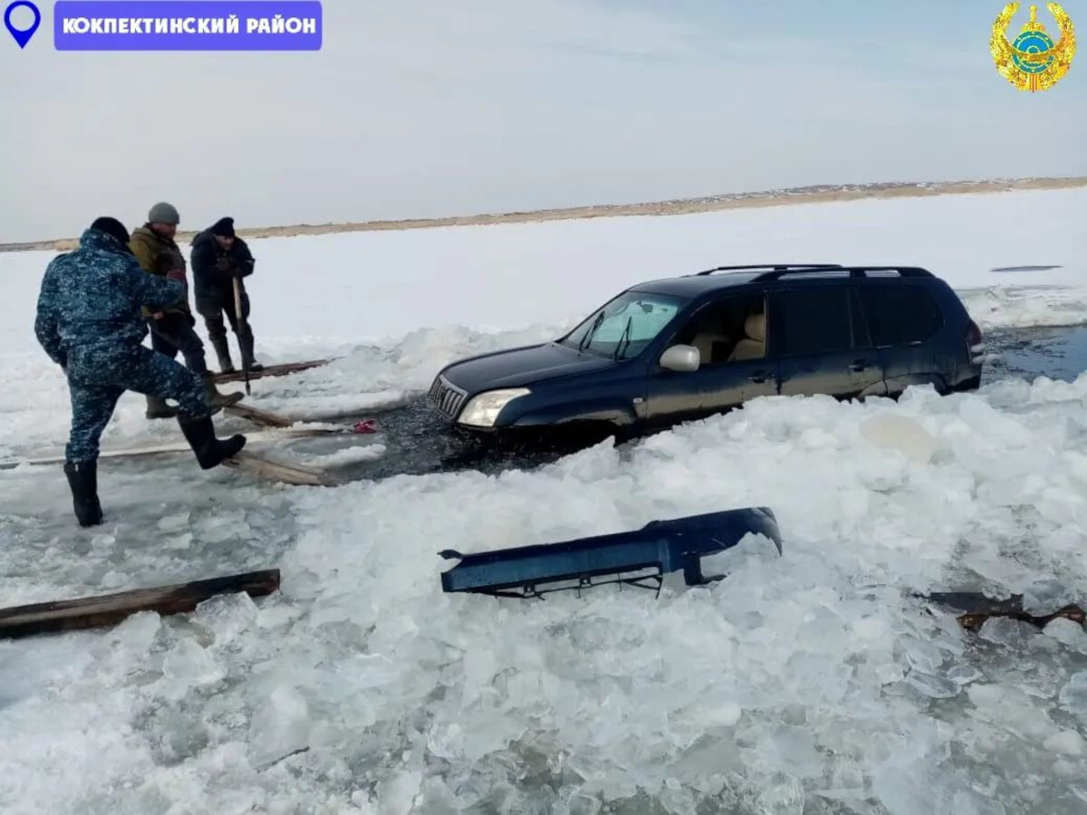 Житель Усть-Каменогорска на авто провалился под лёд на Иртыше