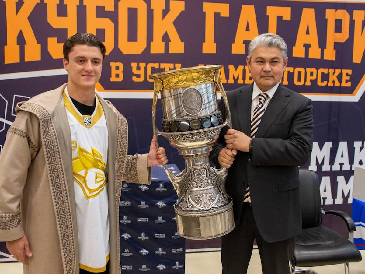 В Усть-Каменогорске обладатель Кубка Гагарина встретился с юными хоккеистами
