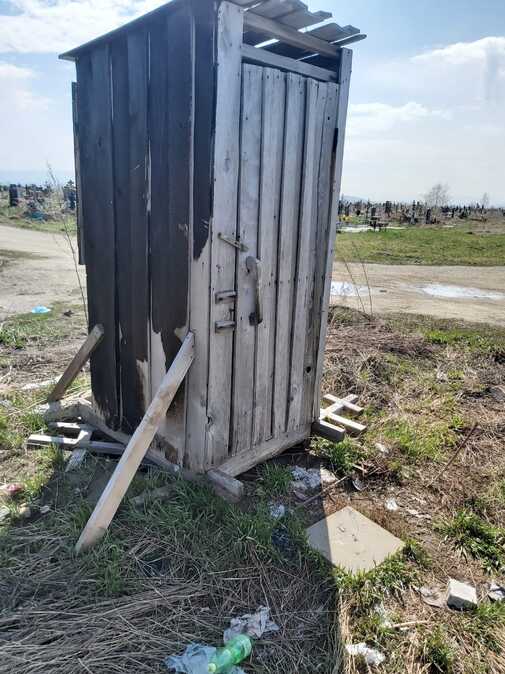 В Усть-Каменогорске на кладбище "Новое Примыкание" могильные кресты положили в основу уличного туалета