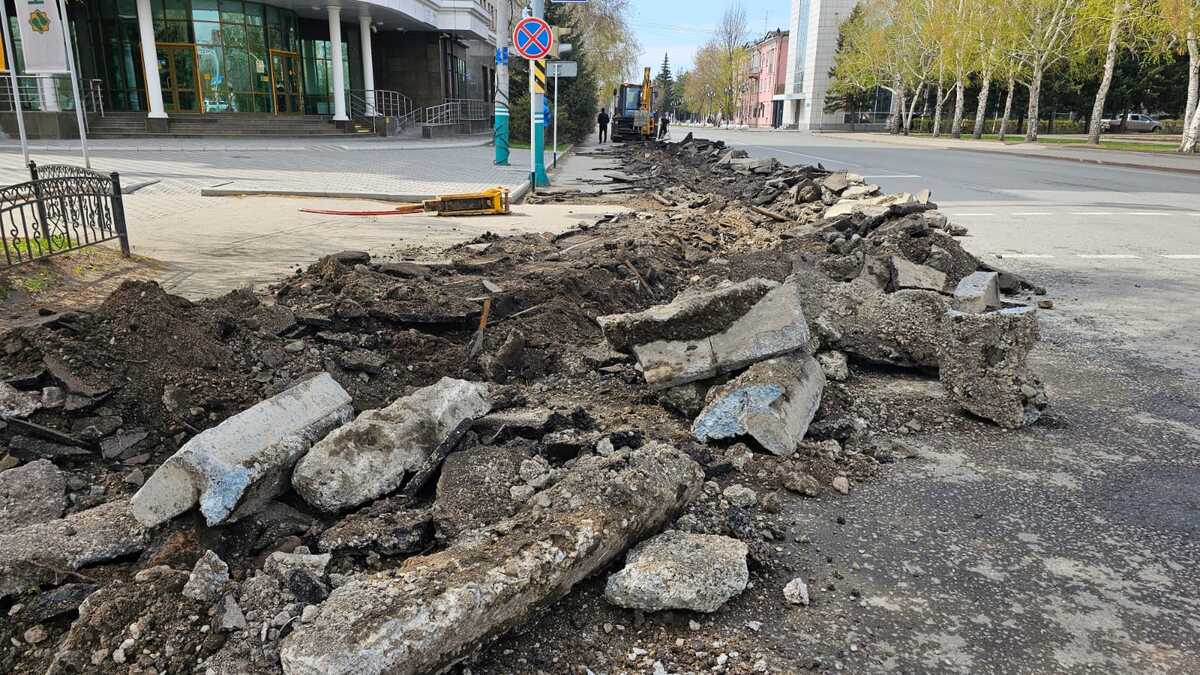 В Усть-Каменогорске снимают асфальт на тротуарах