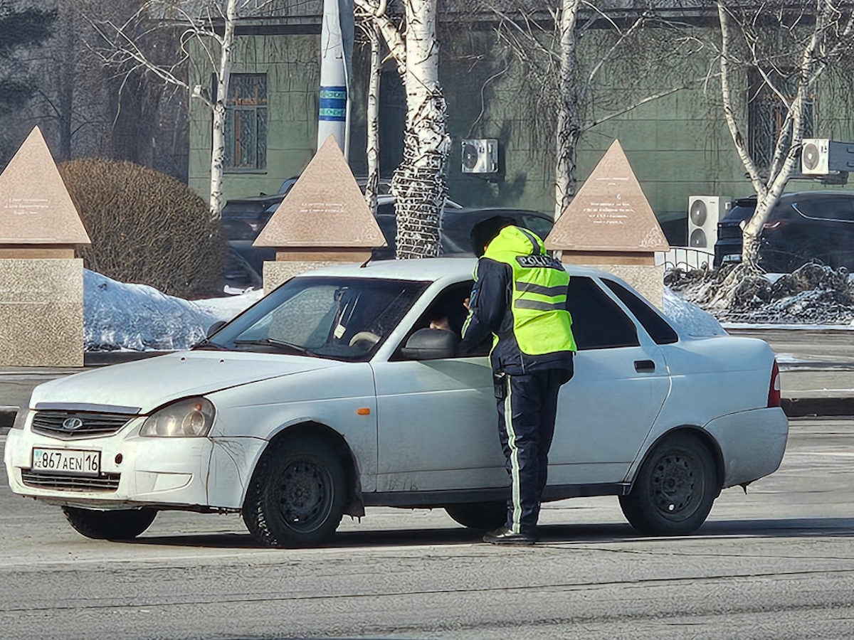 За что чаще всего останавливают водителей полицейские на площади Республики?