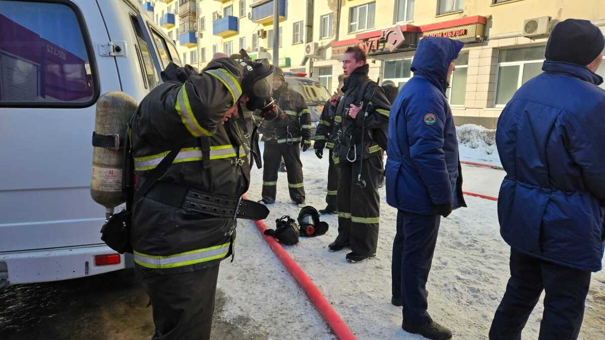 Горит «странная» квартира в Усть-Каменогорске: пожарным приходится работать в условиях сильного задымления