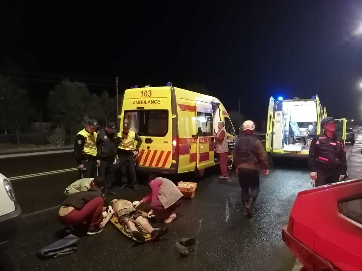 В Усть-Каменогорске автомобиль врезался в опору линии электропередачи