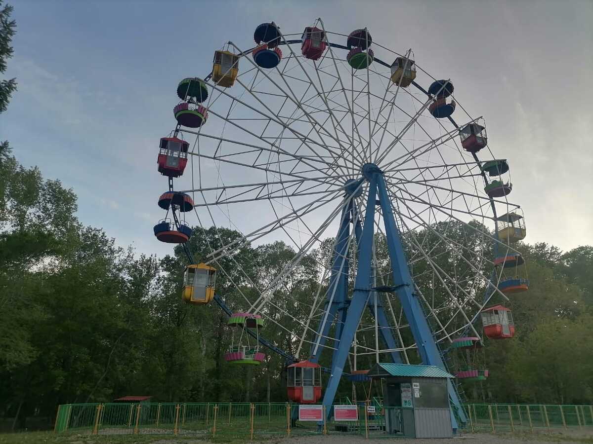 Кто отвечает за безопасность аттракционов в парке "Металлург"?