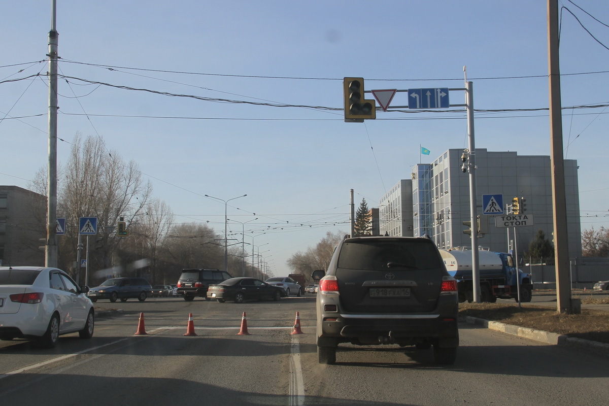 В Усть-Каменогорске не могли определиться, какой дорожный знак поставить на пересечении проспектов