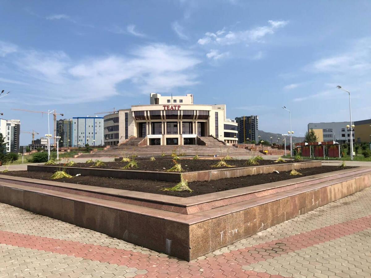 В Усть-Каменогорске фонтан, ставший клумбой, вновь заработал