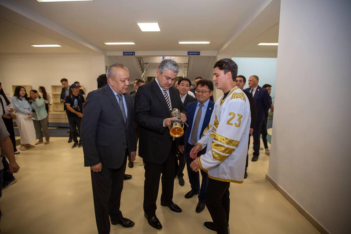 В Усть-Каменогорске обладатель Кубка Гагарина встретился с юными хоккеистами